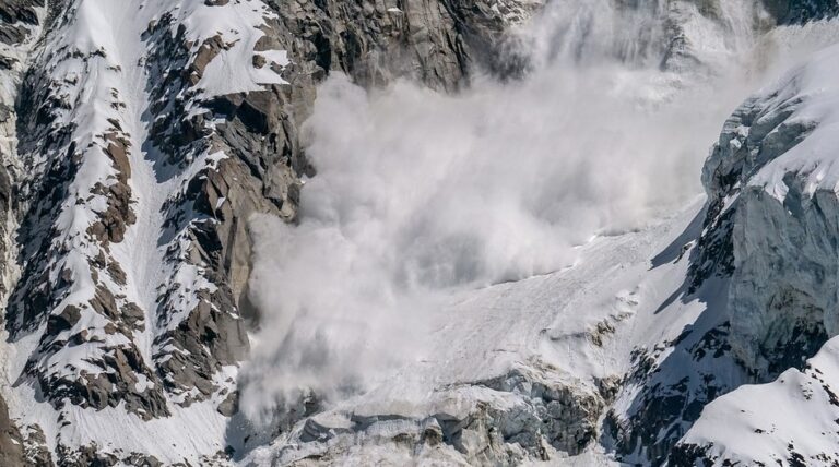 La Sécurité en Ski Hors-Piste dans les Alpes : Conseils pour Éviter les Avalanches