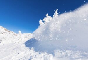 La Sécurité en Ski Hors-Piste dans les Alpes : Conseils pour Éviter les Avalanches