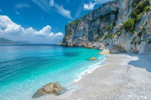 Plage de Myrtos en Céphalonie : beauté sauvage et visite incontournable en Grèce